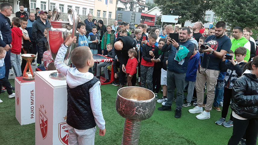 ФОЧА, 25. СЕПТЕМБРА /СРНА/ - Велики број фочанских малишана и грађана имали су прилику да се фотографишу поред најзначајнијих трофеја Фудбалског клуба "Црвена звезда" у оквиру "Звездиног каравана", који је на путовању кроз Републику Српску посјетио и Фочу.