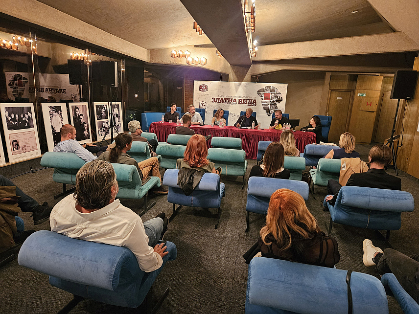 ПРИЈЕДОР, 25. СЕПТЕМБРА /СРНА/ - Представом "Урнебесна трагедија" Народног позоришта Републике Српске и Народног позоришта Београд по тексту Душана Ковачевића, а у режији Јагоша Марковића, вечерас се у Приједору наставља 17. Међународни фестивал позоришта "Златна вила".