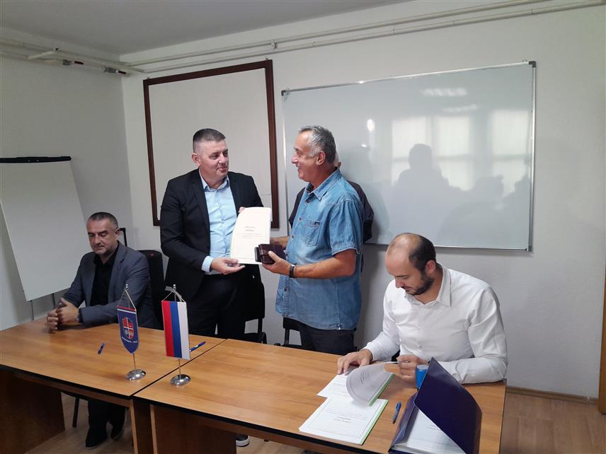 МРКОЊИЋ ГРАД, 26. СЕПТЕМБРА /СРНА/ - Начелник општине Мркоњић Град Драган Вођевић данас је са 77 корисника потписао уговоре о подстицајима у пчеларству у вриједности око 17.000 КМ.