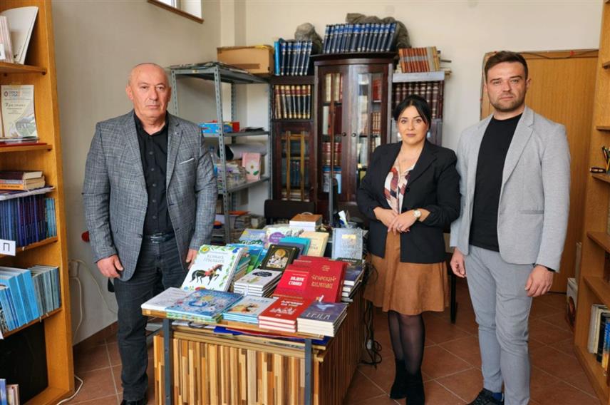 СОКОЛАЦ, 26. СЕПТЕМБРА /СРНА/ - Предсједник Скупштине општине Соколац Сретко Марјановић уручио је данас Народној библиотеци Соколац више од 100 књига, истичући да је то његов допринос обогаћивању књижног фонда ове установе од посебног значаја за заједницу, те за љубитеље књижевности, ученике и студенте.