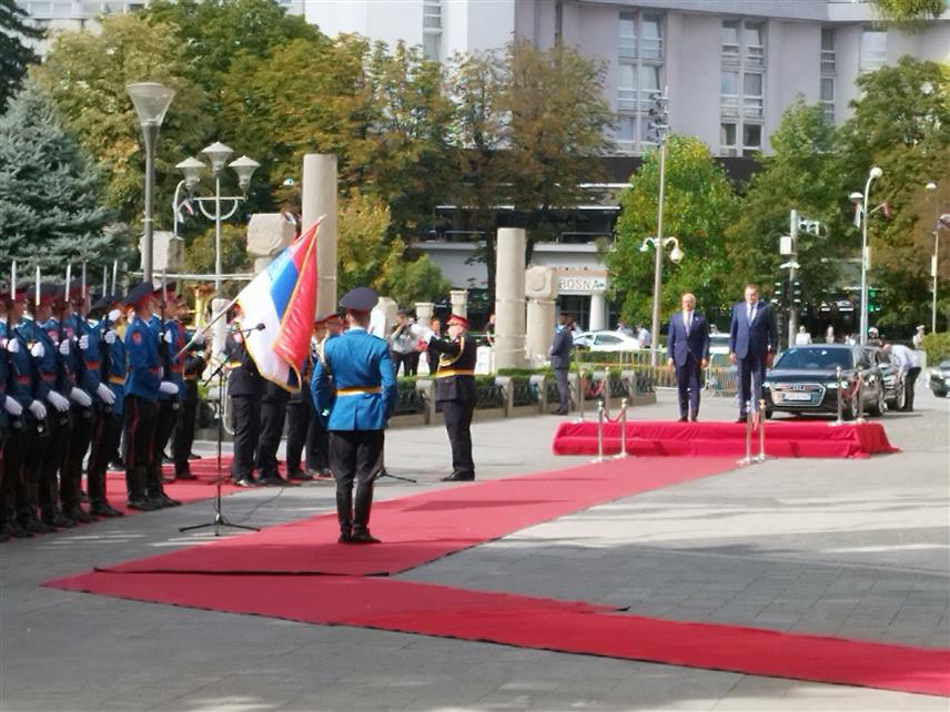 БАЊАЛУКА, 26. СЕПТЕМБРА /СРНА/ - Предсједник Републике Српске Милорад Додик дочекао је премијера Србије Милоша Вучевића испред Палате Републике у Бањалуци.