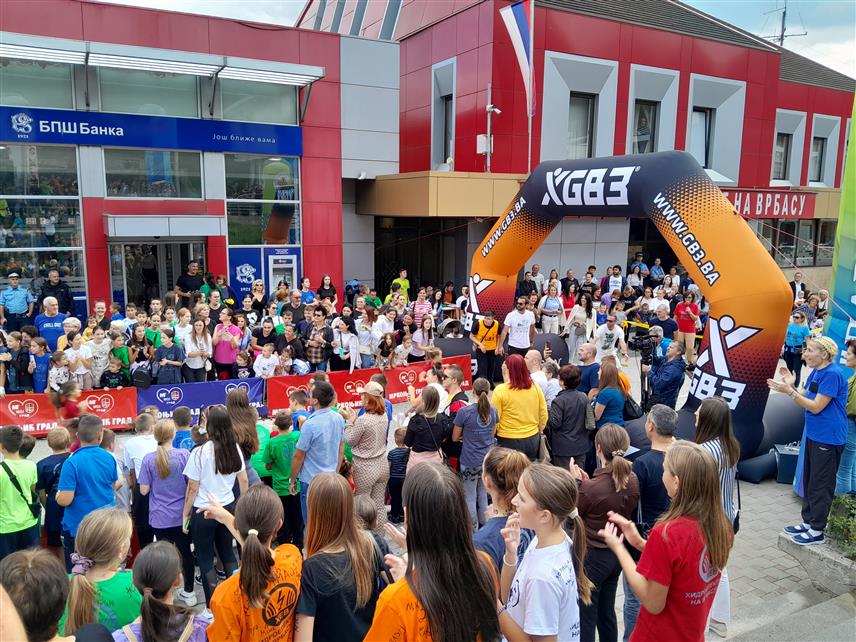 МРКОЊИЋ ГРАД, 26. СЕПТЕМБРА /СРНА/ - Ученици првих разреда основних школа у Мркоњић Граду данас су трчањем свечано отворили манифестацију 19. "Госпојинске уличне трке".