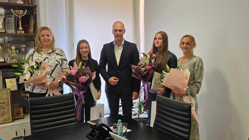 ВИШЕГРАД, 26.СЕПТЕМБРА /СРНА/ - У предузећу "Хидроелектране на Дрини" данас је организован пријем за ученике генерације вишеградског Средњошколског центра "Иво Андрић" Анастасију Милисављевић и ученика генерације Основне школе "Вук Караџић" Андреу Бенђо.	

