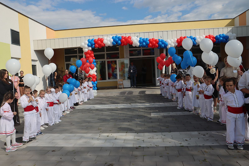 СРБАЦ, 26. СЕПТЕМБРА /СРНА/ - Предсједник Републике Српске Милорад Додик и премијер Србије Милош Вучевић посјетили су у Српцу новоизграђени вртић "Србија" за чију изградњу су владе Српске и Србије обезбиједиле три милиона КМ. /фото Борислав Здриња/