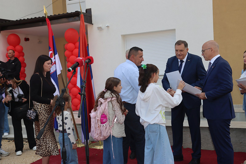 СРБАЦ, 26. СЕПТЕМБАР /СРНА/ - Предсједник Републике Српске Милорад Додик и премијер Србије Милош Вучевић уручили су данас у Српцу кључеве станова за 20 младих брачних парова. /Фото - Борислав Здриња/