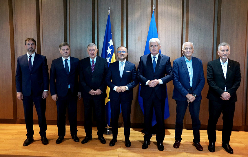 САРАЈЕВО, 26. СЕПТЕМБРА /СРНА/ - Чланови Заједничког колегијума оба дома Парламентарне скупштине БиХ и новоименовани шеф Делегације ЕУ у БиХ Луиђи Сорека на састанку у Сарајеву.