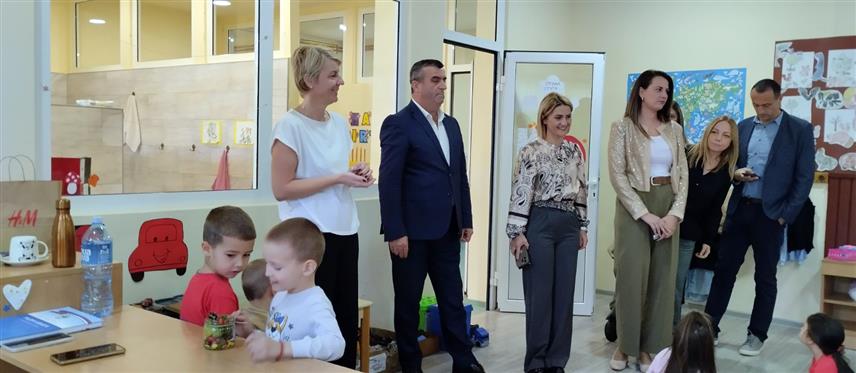 ВЛАСЕНИЦА, 26. СЕПTЕМБРА /СРНА/ - Начелник Власенице Мирослав Краљевић посјетио је данас обданиште "Први кораци" у Власеници, за чије је реновирање општина издвојила 12.000 КМ.