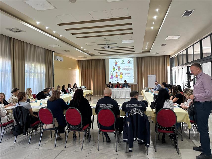 БИЈЕЉИНА, 26. СЕПТЕМБРА /СРНА/ - Удружење за интегративну инклузију Рома "Отахарин" у Бијељини представило је данас приручник "Превенција вршњачког насиља и дискриминације у школама".