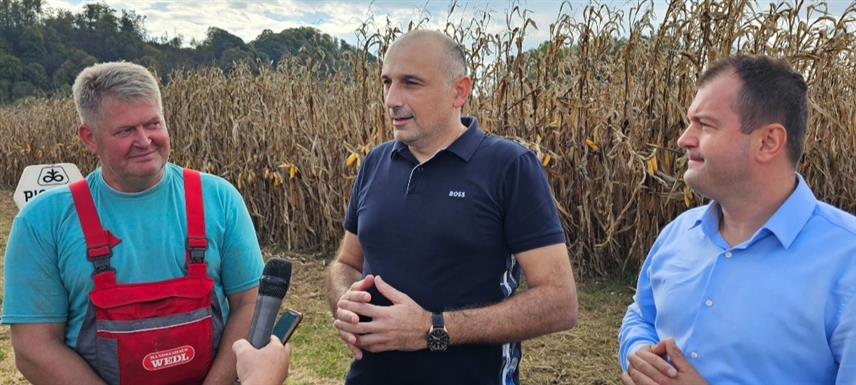 КОЗАРСКА ДУБИЦА, 26.СЕПТЕМБРА /СРНА/ - Предсједник Народне партије Српске Дарко Бањац, кандидат Народне партије Српске за начелника општине Козарска Дубица Драган Брдар и домаћин манифестације "Дани поља" Горан Миросав у изјави новинарима у Шеварлијама.