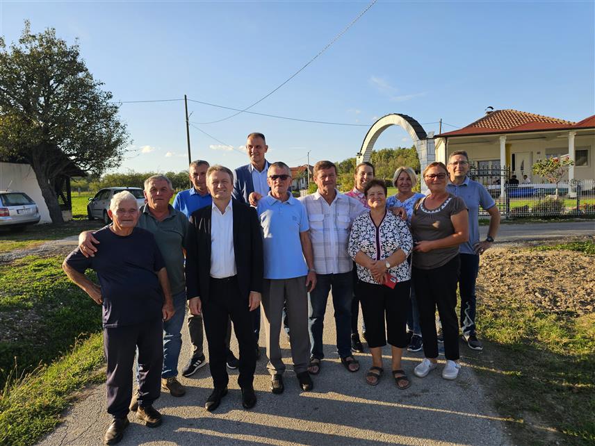УГЉЕВИК, 26. СЕПТЕМБРА /СРНА/ - Начелник Угљевика Василије Перић посјетио је данас засеоке Митровић, Михајловић и Чутурић у Угљевичкој Обријежи, гдје је изграђена улична расвјета дужином од једног километра.