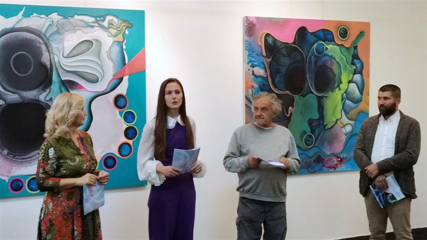 ДОБОЈ, 26. СЕПТЕМБРА /СРНА/ - У Добоју је вечерас отворена ликовна изложба "Соба хиперсензибилнoсти и снова" аутора Божане Грубор из Бањалуке, чији радови представљају спој умјетности и психологије.