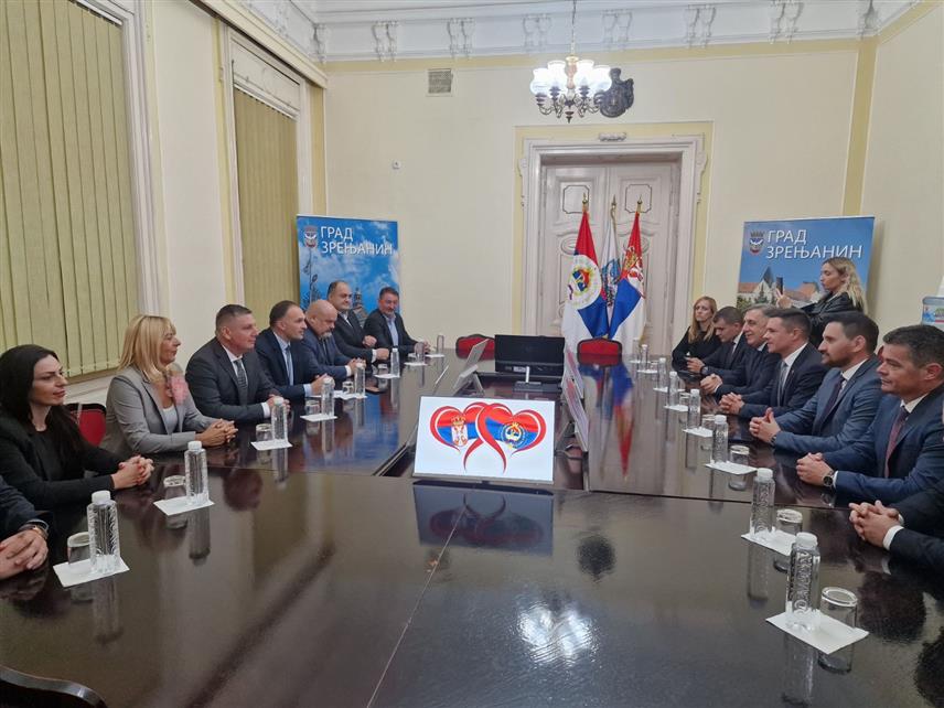 БЕОГРАД, 26. СЕПТЕМБРА /СРНА/ - Градоначелник Зрењанина Симо Салапура угостио је вечерас бројну дeлегацију Републике Српске са којом је разговарао о моделима будуће привредне сарадње овог града са локалним заједницама у Српској и унапређењу сарадње Србије и Српске у свим областима, посебно онима које утврђује идентитет српског народа.