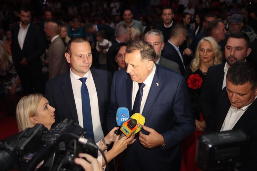 БАЊАЛУКА, 26. СЕПТЕМБРА /СРНА/ - Никола Шобот, кандидат за градоначелника Бањалуке, побједничко је име у Бањалуци и Републици Српској, истакао је вечерас лидер СНСД-а Милорад Додик на предизборној трибини ове странке у бањалучком насељу Обилићево. /Фото - Борислав Здриња/