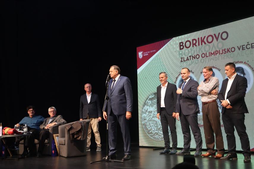 БАЊАЛУКА, 26. СЕПТЕМБРА /СРНА/ - Предсједник Републике Српске Милорад Додик присуствовао је вечерас олимпијској вечери шампиона у бањалучкој дворани "Борик". /Фото - Борислав Здриња/