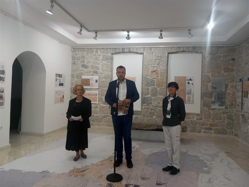 TРЕБИЊЕ, 26. СЕПТЕМБРА /СРНА/ - У Музеју Херцеговине у Требињу вечерас је отворена изложба "Архитектонска култура међуратног Београда" ауторки Снежане Лазић и Јелене Митровић Коцев, на којој је кроз 30 паноа представљен развој Београда, од пријестонице разрушене током Првог свјетског рата до свјетске метрополе.