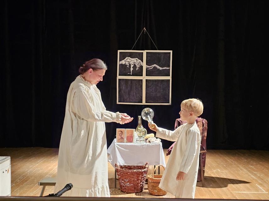 КОЗАРСКА ДУБИЦА, 26. СЕПTЕМБРА /СРНА/ - У Козарској Дубици вечерас је отворена тродневна манифестација "Дани Србије у Српској", у оквиру које ће публици бити приказан богат позоришни и филмски садржај.