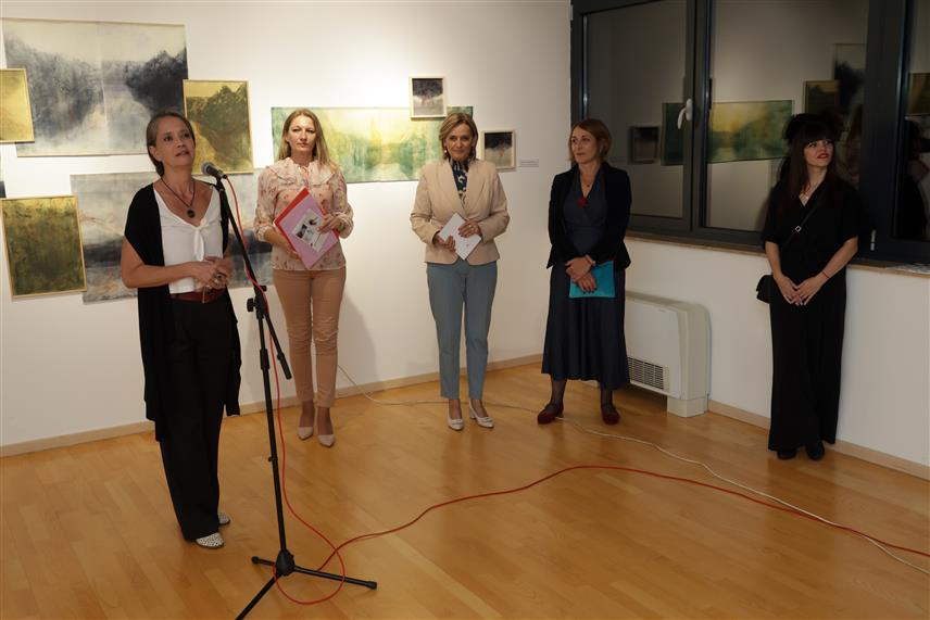 ТРЕБИЊЕ, 26. СЕПТЕМБРА /СРНА/ - У Требињу је вечерас отворена заједничка изложба "Излазак на место Агора" аутора Драгане Пајковић Додиг, Милене Максимовић Ковачевић и Ирене Кузмановић, које су се састале да дословно обиљеже поновни излазак на то мјесто.	

