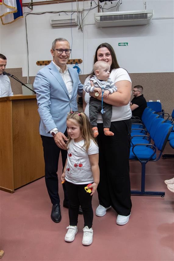 ПРЊАВОР, 26. СЕПТЕМБРА /СРНА/ - Градоначелник Прњавора Дарко Томаш данас је у Центру за културу и туризам уручио нове "Поносне картице" вишечланим породицама, која омогућује попусте приликом куповине робе и услуга у продајним објектима партнерима овог програма широм Републике Српске.