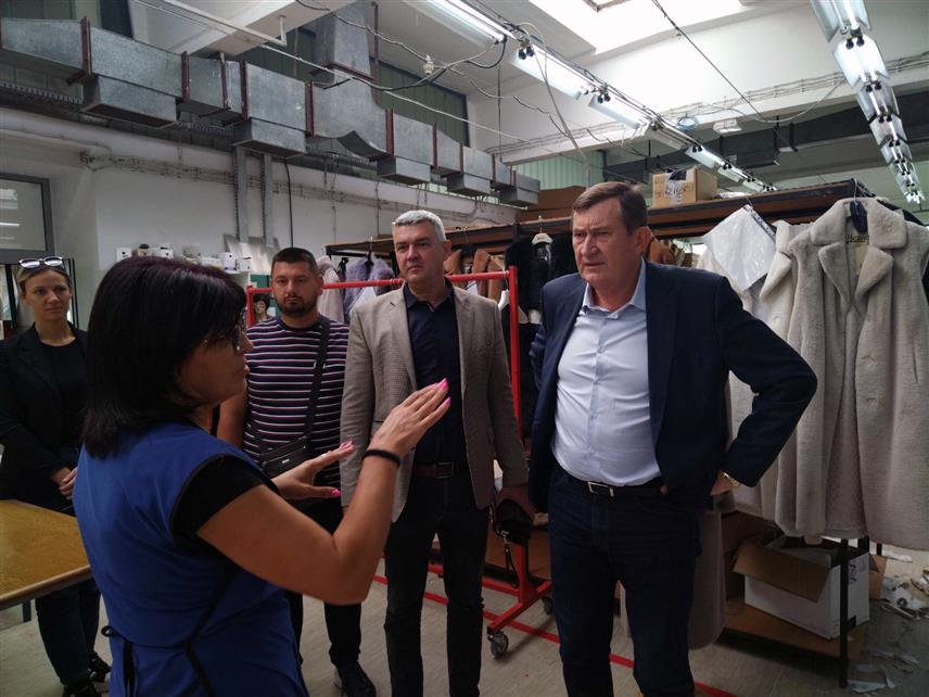 ЛОПАРЕ, 27. СЕПТЕМБРА /СРНА/ - Министар привреде и предузетништва Републике Српске Војин Митровић изјавио је након данашње посјете текстилном предузећу "Кристин мод" у Лопарама да су Влада и ресорно министарство спремни да помогну привредним друштвима како би задржали број запослених и кроз повећање обима посла увећали број радних мјеста.