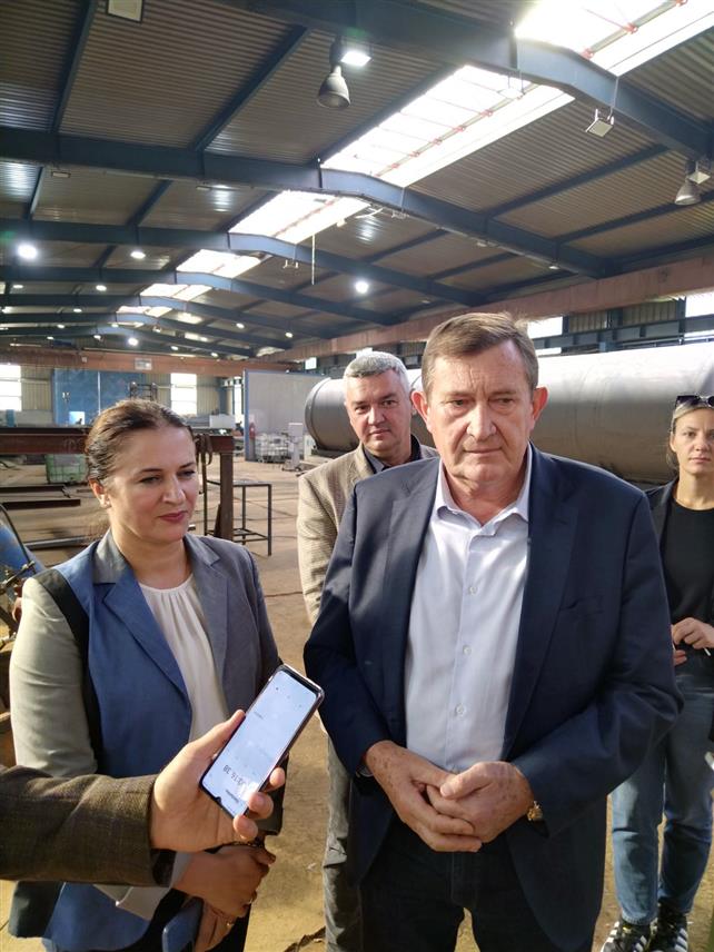 ЛОПАРЕ, 27. СЕПТЕМБРА /СРНА/ - Влада Републике Српске опредијељена је за нова улагања у подстицаје привредним субјектима како би им омогућила што лакше пословање, излазак на европско тржиште и повећавање технолошког нивоа производње за раст продуктивности и конкуретности на домаћем и страном тржишту, изјавио је данас у Лопарама министар привреде и предузетништва Српске Војин Митровић.