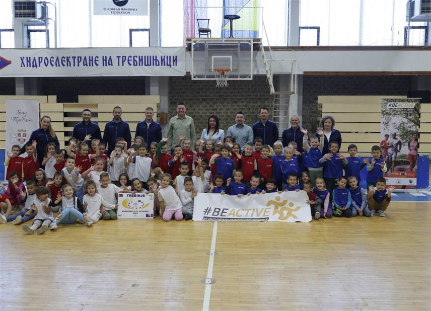 TРЕБИЊЕ, 27. СЕПТЕМБРА /СРНА/ - У Требињу је данас у организацији Спортског друштва "Леотар" организована мала школа спорта, што је дио кампање Европске комисије за промоцију спорта и физичке активности широм Европе.	