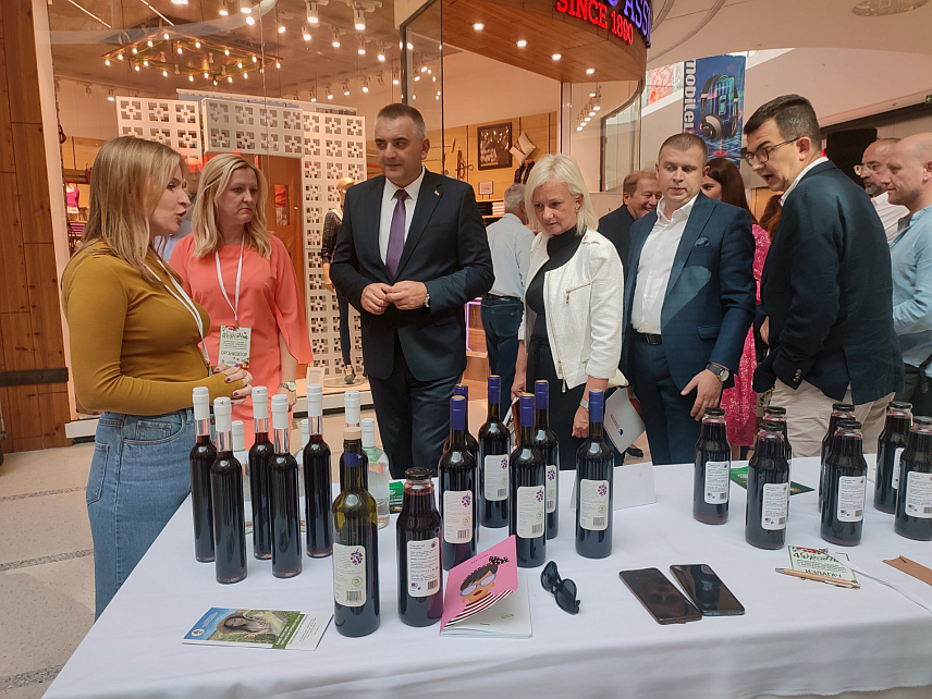 БАЊАЛУКА, 27. СЕПТЕМБРА /СРНА/ - Министар пољопривреде, шумарства и водопривреде Републике Српске Саво Минић је данас Бањалуци отворио 4. "Органик фест Српске".	