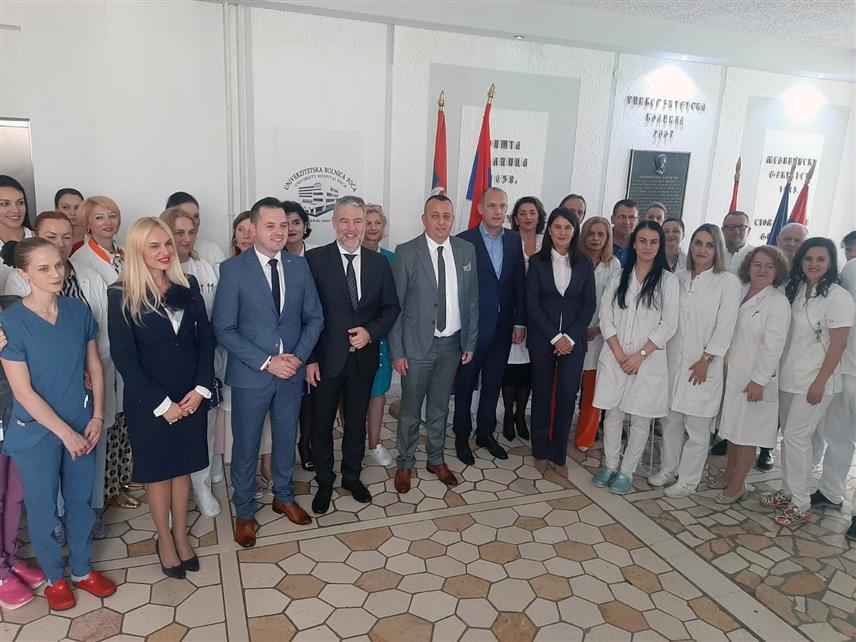 ФОЧА, 27. СЕПТЕМБРА /СРНА/ - Министар здравља Србије Златибор Лончар и министар здравља и социјалне заштите Републике Српске Ален Шеранић посјетили су данас Универзитетску болницу Фоча.