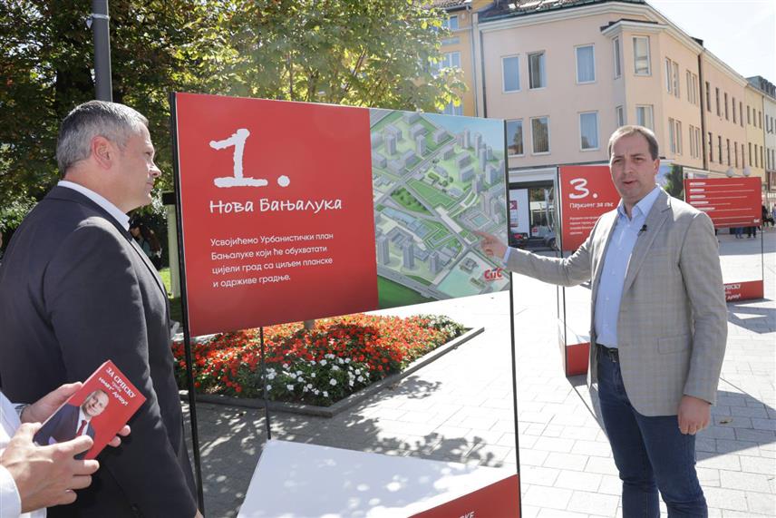 БАЊАЛУКА, 27. СЕПТЕМБРА /СРНА/ - Носилац листе СПС-а за Скупштину града Бањалуке Горан Селак, који је и предсједник СПС-а, представио је данас у Бањалуци страначки пројекат "Нова Бањалука".	