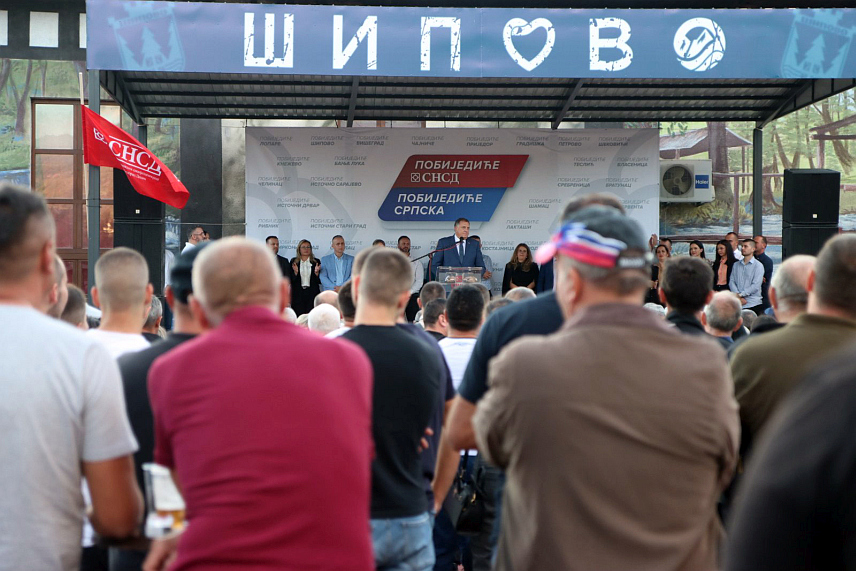 ШИПОВО, 27. СЕПТЕМБРА /СРНА/ - Предсједник СНСД-а Милорад Додик на предизборном скупу у Шипову. /Фото - Борислав Здриња/