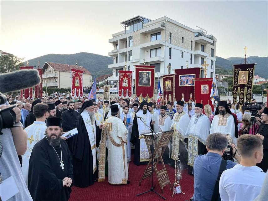 ПОДГОРИЦА, 27. СЕПТЕМБРА /СРНА/ - Његова светост патријарх српски Порфирије освештао је крст на мјесту будућег саборног храма Сретења Господњег у Бијелој код Херцег Новог.