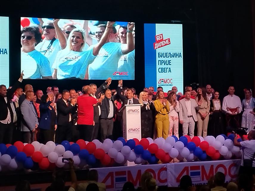 БИЈЕЉИНА, 27. СЕПТЕМБРА /СРНА/ - Предизборна регионална конвенција ДЕМОС-а у Центру за култури у Бијељини.