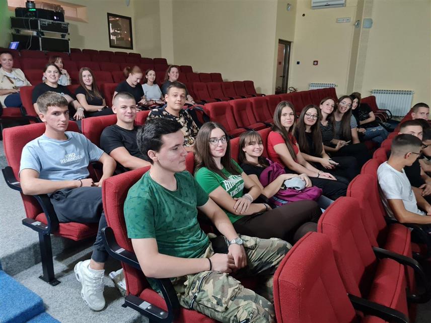 КОЗАРСКА ДУБИЦА, 27. СЕПTЕМБРА /СРНА/ - У Козарској Дубици вечерас је у оквиру манифестације "Дани Србије у Српској" приказан документарни филм "Бежично", о животу и научном дјелу најистакнутијег српског научника Николе Tесле.