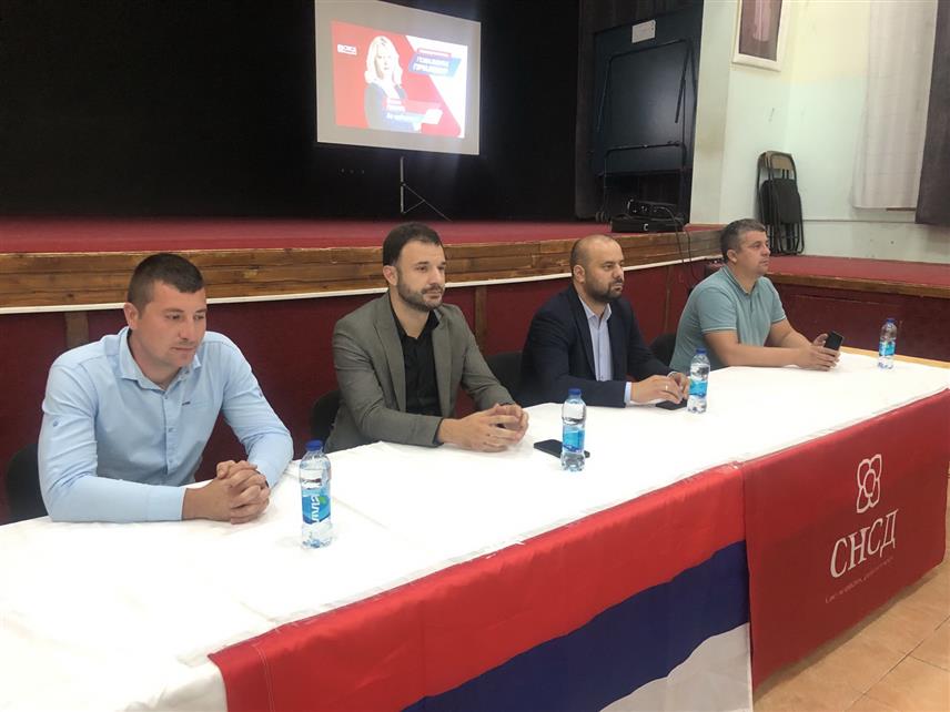 ПРИЈЕДОР, 27. СЕПТЕМБРА /СРНА/ - Носилац одборничке листе СНСД-а за Скупштину града Приједора Горан Велаула, кандидат за одборника Жарко Тубин, одборнички кандидат Немања Милановић и кандидат СНСД-а за градоначелника Приједора Слободан Јавор на трибини те странке у приградском насељу Брезичани.