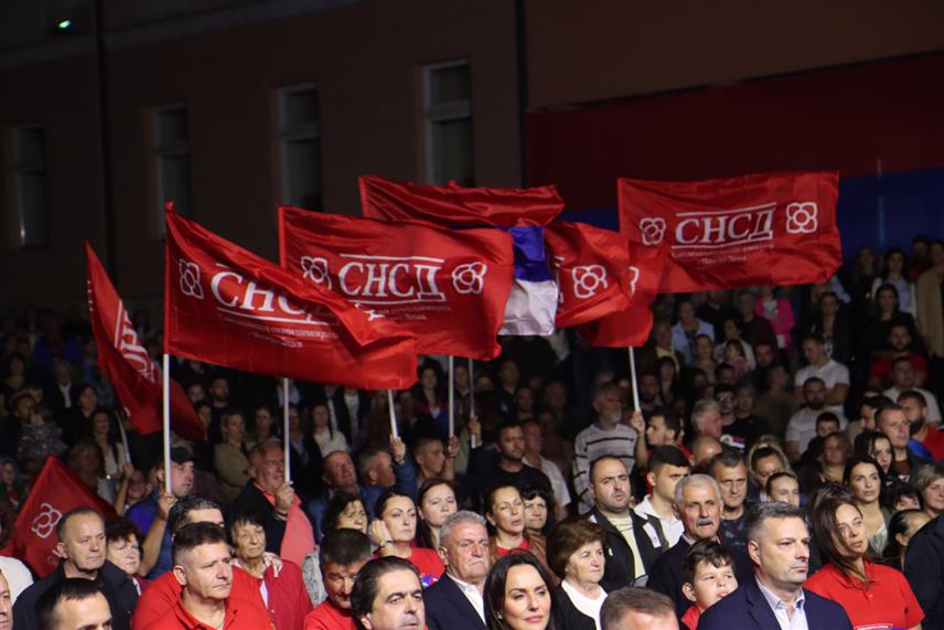 МРКОЊИЋ ГРАД, 27. СЕПТЕМБРА /СРНА/ - Предсједник СНСД-а Милорад Додик присуствовао је вечерас предизборној трибини странке, која је одржана на Тргу краља Петра Првог Карађорђевића у Мркоњић Граду. /Фото - Борислав Здриња/