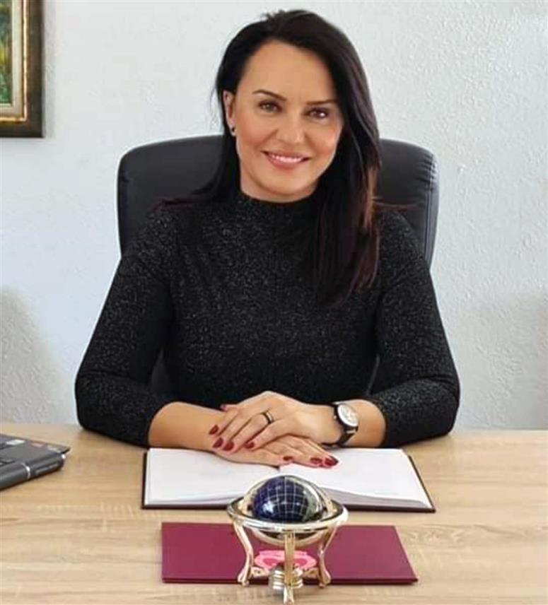 ЈЕЗЕРО, 27. СЕПТЕМБРА /СРНА / - Кандидат СНСД-а за начелника општине Језеро Снежана Ружичић изјавила је да су овој општини у наредном периоду потребна нова радна мјеста, као и да се сви природни ресурси ставе у функцију буџета општине, што је већ, као актуелни начелник, предложила на Скупштини општине.