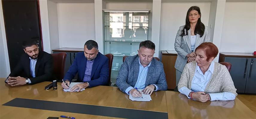 ДОБОЈ, 27. СЕПТЕМБРА /СРНА/ - У Добоју је потписан споразум о енергетској санацији управне зграде "Жељезница Републике Српске" /ЖРС/, која је саграђена шездесетих година прошлог вијека, а радови ће коштати око 1,2 милиона евра.
