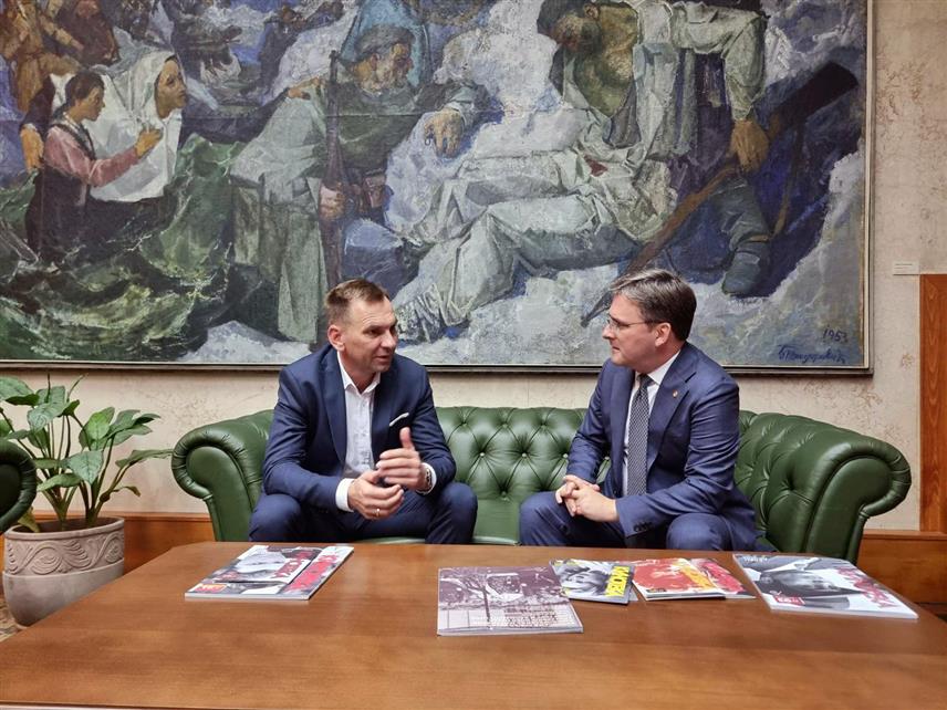 БЕОГРАД, 27. СЕПТЕМБРА /СРНА/ - Кандидат СНСД-а за начелника општине Угљевик Драган Гајић разговарао је са министром културе Републике Србије Николом Селаковићем о иницијативи да се изгради нови музејски комплекс родне куће Филипа Вишњића у Горњој Трнови.