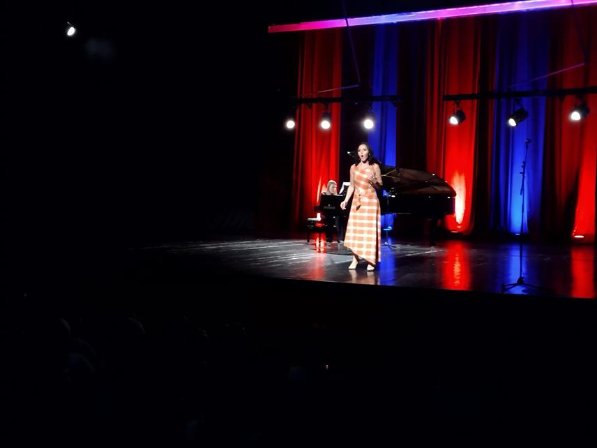 ГРАДИШКА, 27. СЕПТЕМБРА /СРНА/ - У Културном центру Градишка синоћ је премијерно приказан документарни филм "Сава са звуком опере – у три слике", аутора Милана Пилиповића, који говори оперским редитељима поријеклом из Градишке - Младену Сабљићу и Бориславу Поповићу, али и Радмили Смиљанић и другим умјетницима који су се прославили на великим оперским и музичким сценама у Београду и широм свијета.	