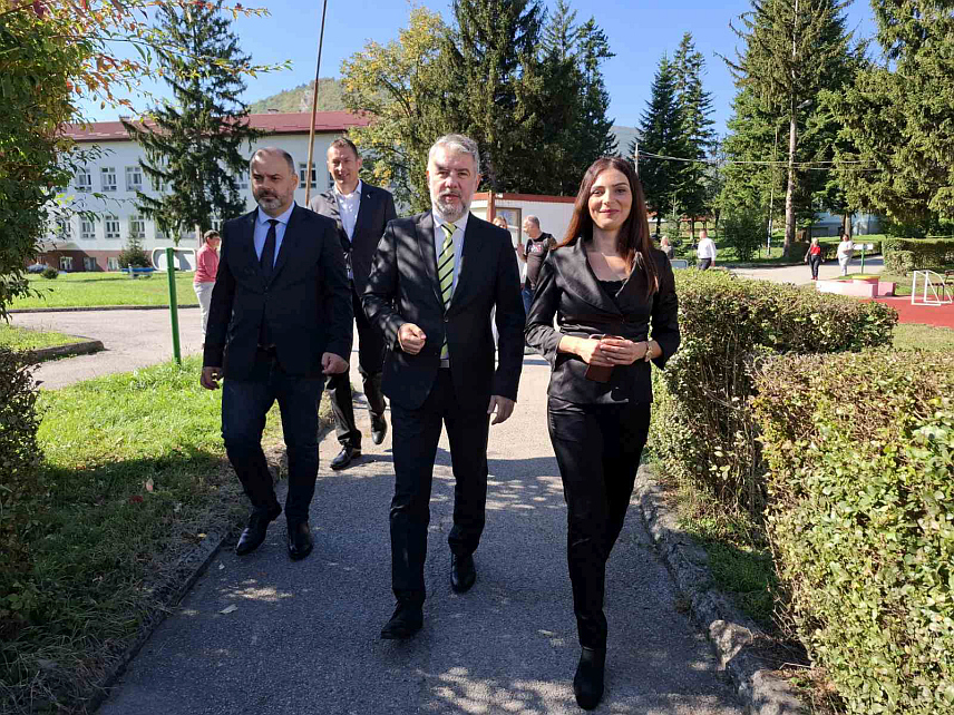 ВИШЕГРАД, 28. СЕПТЕМБРА /СРНА/ - Министар здравља и социјалне заштите Републике Српске Ален Шеранић данас борави у посјети Вишеграду гдје се састао са начелником Вишеграда Младеном Ђуревићем са којим је потом посјетио здравствене и социјалне установе.