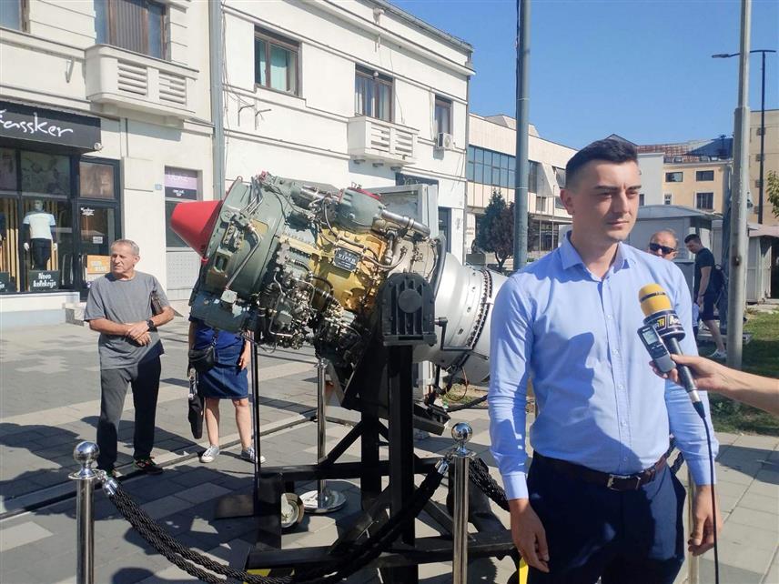 БИЈЕЉИНА, 28. СЕПТЕМБРА /СРНА/ - Компанија "Орао" из Бијељине данас је на централном тргу у Бијељини приказала два авио-мотора и изложбу о осам деценија успјешног рада у ваздухопловној индустрији, за шта су у години јубилеја награђени Златном медаљом "Кнез Иво од Семберије".