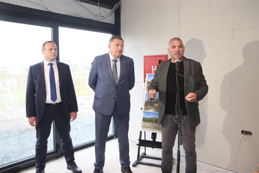 БАЊАЛУКА, 28. СЕПТЕМБРА /СРНА/ - Предсједник Републике Српске Милорад Додик присуствовао је данас промоцији сале Боксерског клуба "Горан Делић" у бањалучком насељу Лазарево у чију је изградњу и опремање уложено око 800.000 КМ, а до краја новембра ће почети са радом./ФОТО Борислав Здриња/