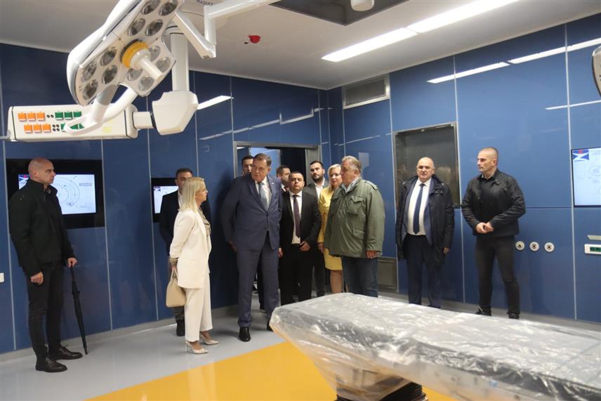БАЊАЛУКА, 28. СЕПТЕМБРА /СРНА/ - Предсједник Републике Српске Милорад Додик у обиласку је објекта ортопедије у Заводу за физикалну медицину и рехабилитацију "Др Мирослав Зотовић" у Слатини./фото Борислав Здриња/
