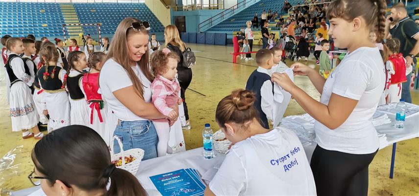 ДОБОЈ, 29. СЕПТЕМБРА /СРНА/ - Осми "Сусрет беба" окупио је данас велики број малишана у Добоју, а за најмлађу бебу пријављен је Алекса Маљеновић.