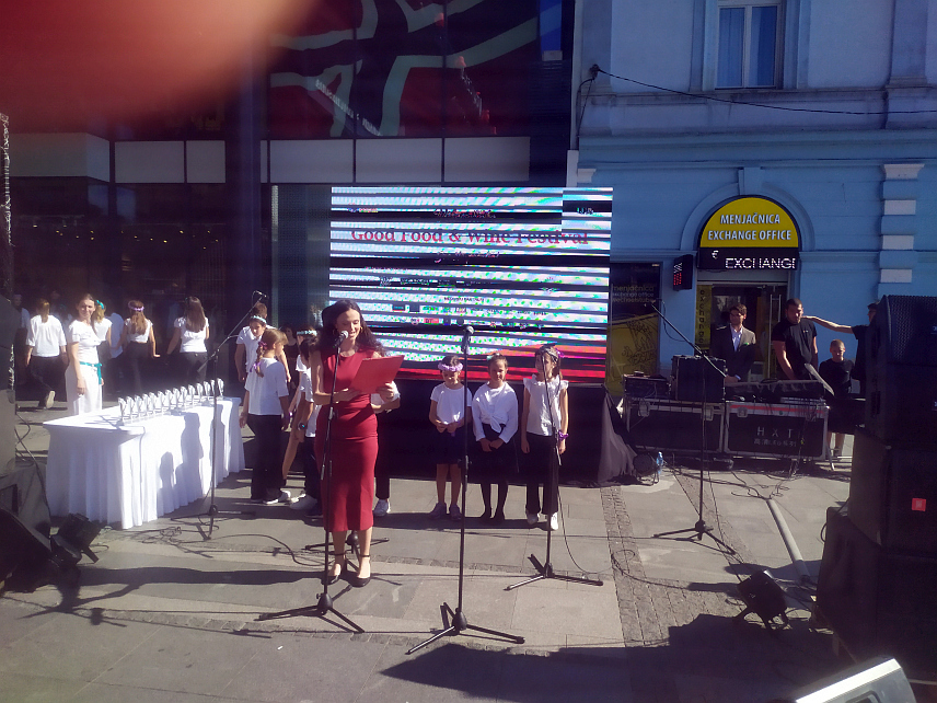 БЕОГРАД, 28. СЕПТЕМБРА /СРНА/ - У Београду је данас свечано отворен шести Фестивал традиционалне хране и пића "Витаминка гуд фуд енд вајн фестивал", на којем ће Београђани и бројни гости из региона и свијета имати прилику да упознају разноликост укуса које ово подручје нуди.