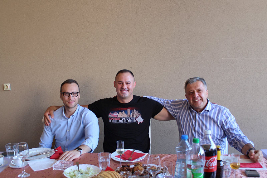 БИЈЕЉИНА, 28. СЕПТЕМБРА /СРНА/ - Познати бијељински кардиохирург Александар Јањичић подржао је данас кандидата СНСД-а за градоначелника Бијељине Микајла Лазића и поручио да ће он своје знање и људске врлине искористити за помоћ овом граду.