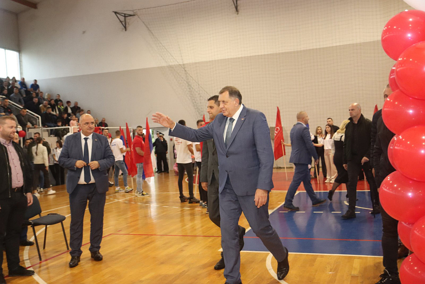 ЧЕЛИНАЦ, 28. СЕПТЕМБРА /СРНА/ - Предсједник СНСД-а Милорад Додик на предизборној трибини СНСД-а у Челинцу./ФОТО Борислав Здриња/