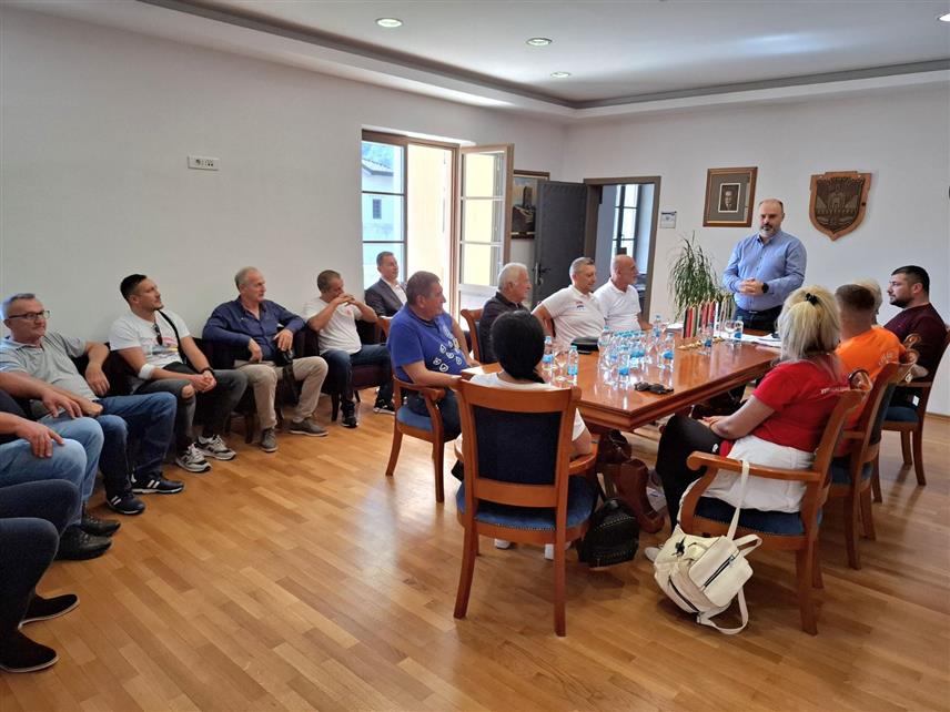 ВИШЕГРАД, 28. СЕПТЕМБРА /СРНА/ - Начелник општине Вишеград Младен Ђуревић организовао је пријем за представнике 18 друштава добровољних давалаца крви из Србије, Црне Горе и Републике Српске који су учествовали у данашњој акцији Савеза друштава добровољних давалаца крви Српске и Друштва добровољних давалаца "Стара Херцеговина".