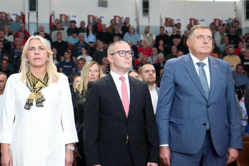 ПРЊАВОР, 28. СЕПТЕМБРА /СРНА/ - Предсједник СНСД-а Милорад Додик и потпредсједник СНСД-а Жељка Цвијановић на централном предизборном скупу у Прњавору. /ФОТО Борислав Здриња/