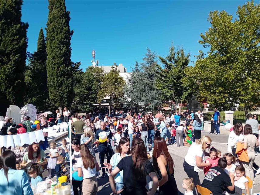 БИЛЕЋА, 28. СЕПTЕМБРА /СРНА/ - У Билећи је данас одржана дјечија и хуманитарна манифестација "Од игре до слободе" уз занимљив дефиле дјеце кроз центар града, те богат и садржајан програм.