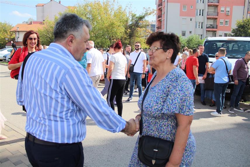 БИЈЕЉИНА, 28. СЕПТЕМБРА /СРНА/ - Кандидат СНСД-а за градоначелника Бијељине Микајло Лазић у разговору са мјештанима у насељима Стари Град, Филип Вишњић и Лединци.